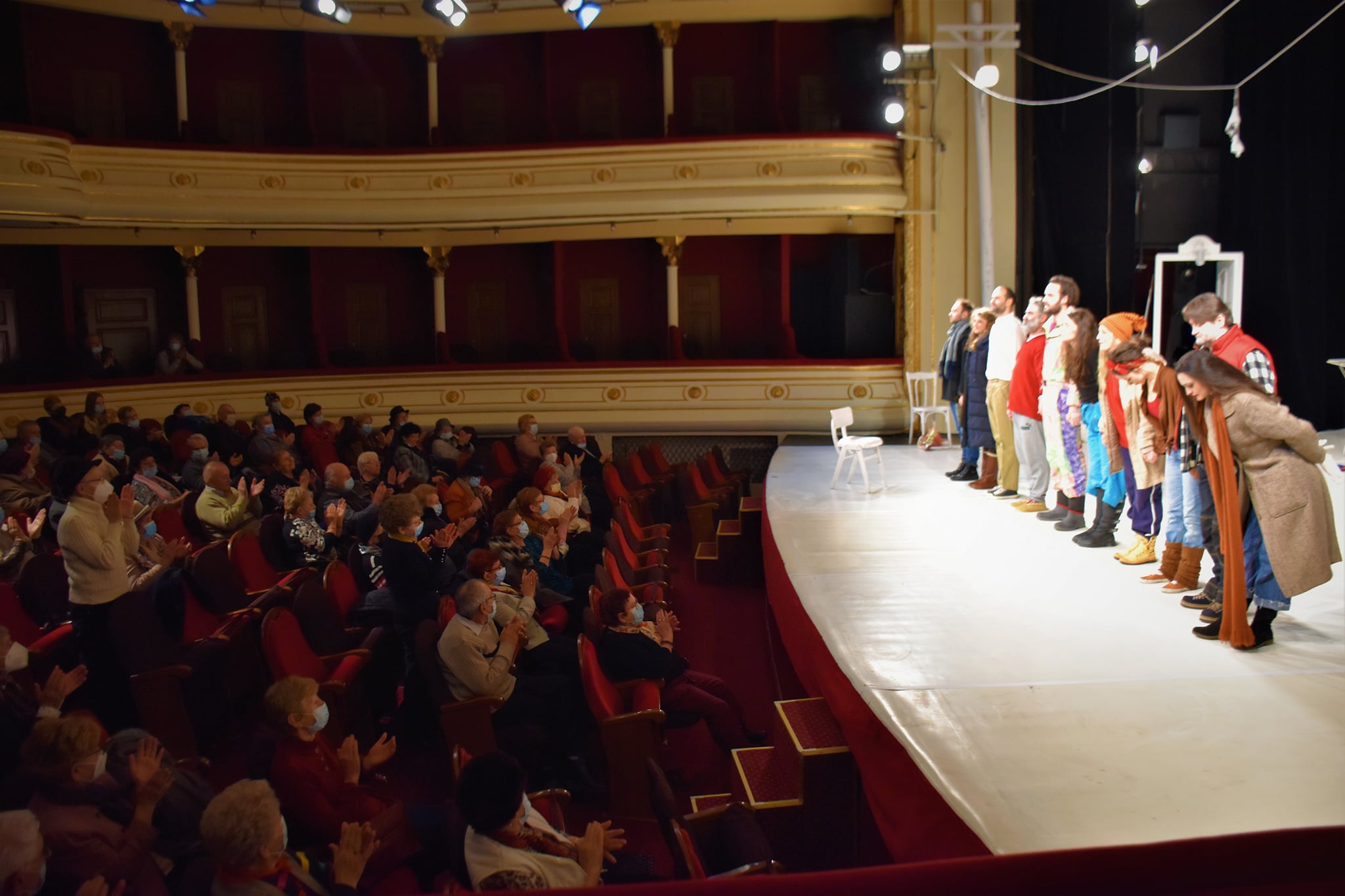 Seniorii de la un centru de zi au participat gratuit la o piesă de teatru