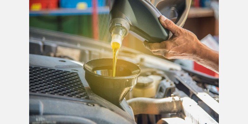 Un bărbat a deținut ilegal 500 de litri de ulei de motor uzat