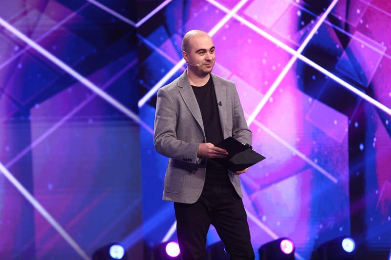 Finalistul iUmor își definește stilul ca fiind “venit de nicăieri”. Sătmăreanul dezvăluie cum a ajuns să scrie glume: nu era totul roz