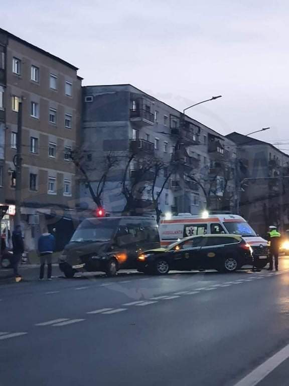 Accident între un taximetrist și microbuz. Două persoane rănite