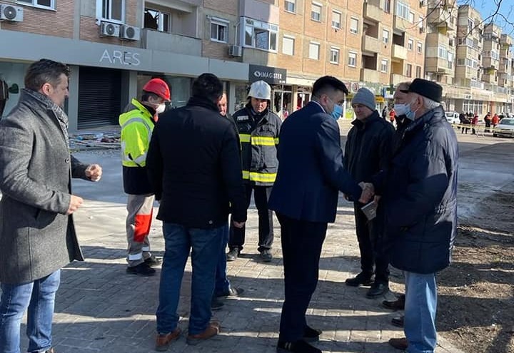 FOTOGALERIE. Prefectul Roca Radu a coordonat intervenția salvatorilor victimelor exploziei de astăzi de la Carei