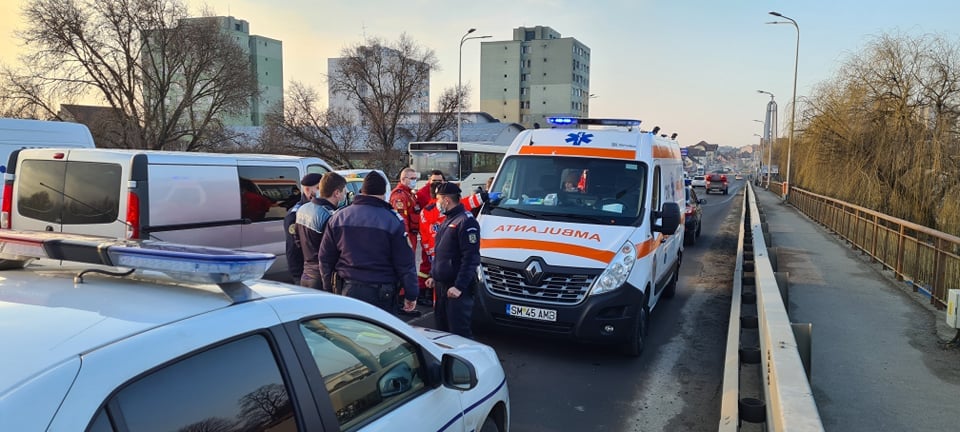 FOTO. O tânără a amenințat că se aruncă de pe podul Decebal