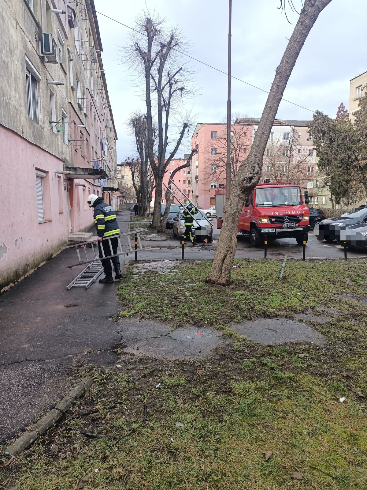 O femeie de 82 de ani din Satu Mare a rămas blocată. Pompierii au intervenit