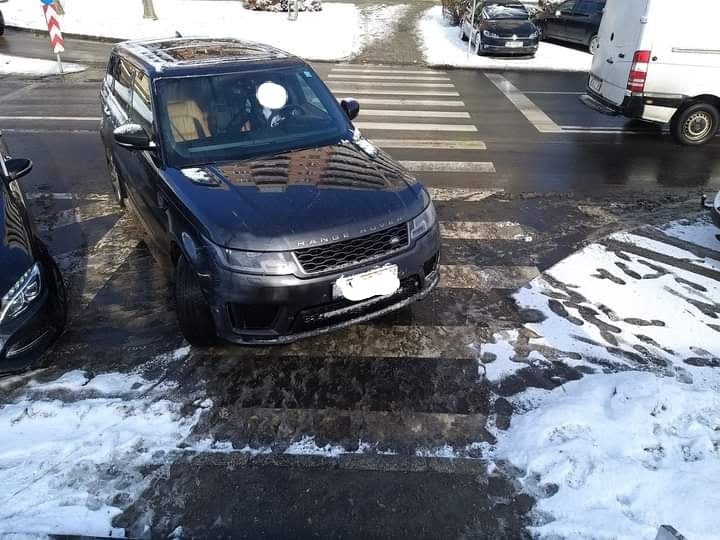 Mă pregătesc să parchez...