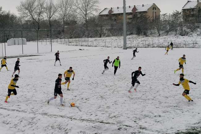 Trupa lui Tibi Csik, învinsă la limită de liderul seriei