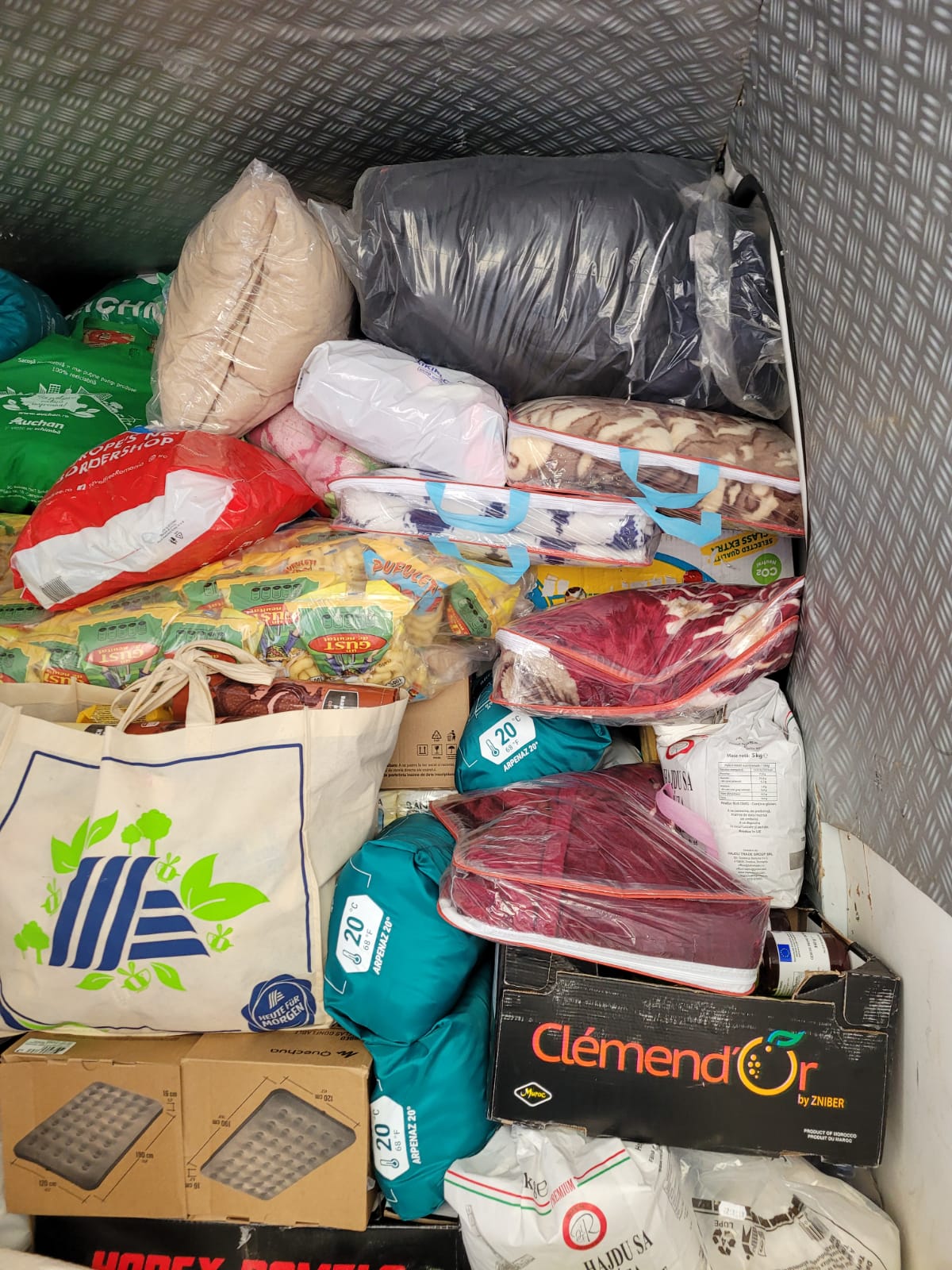 DONAȚII. Uniunea Ucrainienilor  ajută ucrainienii refugiați lângă frontiera cu Satu Mare