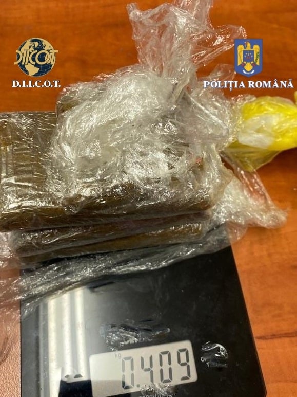 FOTO.Trei bărbați prinși cu droguri care valorau mii de euro