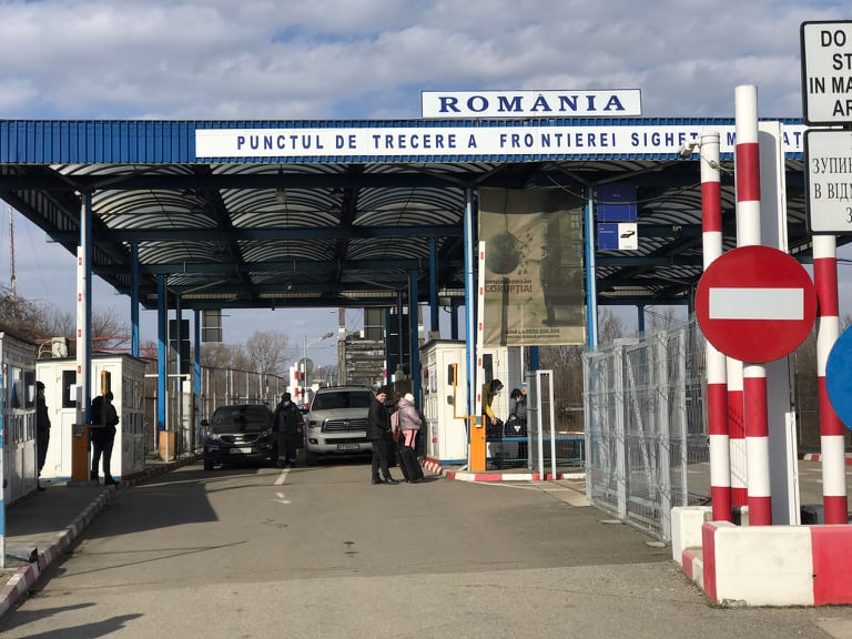 CUMPLIT.  Sătmărenii sunt martori la drama prin care trec refugiații din Ucraina