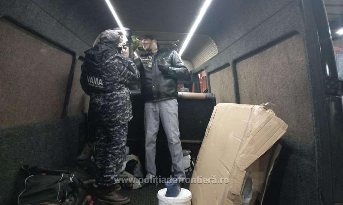 Ţigări ascunse în microbuzul unui ucrainean, descoperite în P.T.F. Halmeu