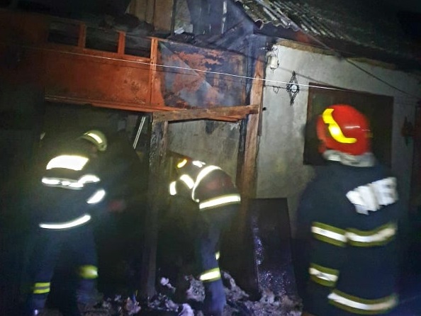 FOTO. Incendiu în județ. Au intervenit pompierii