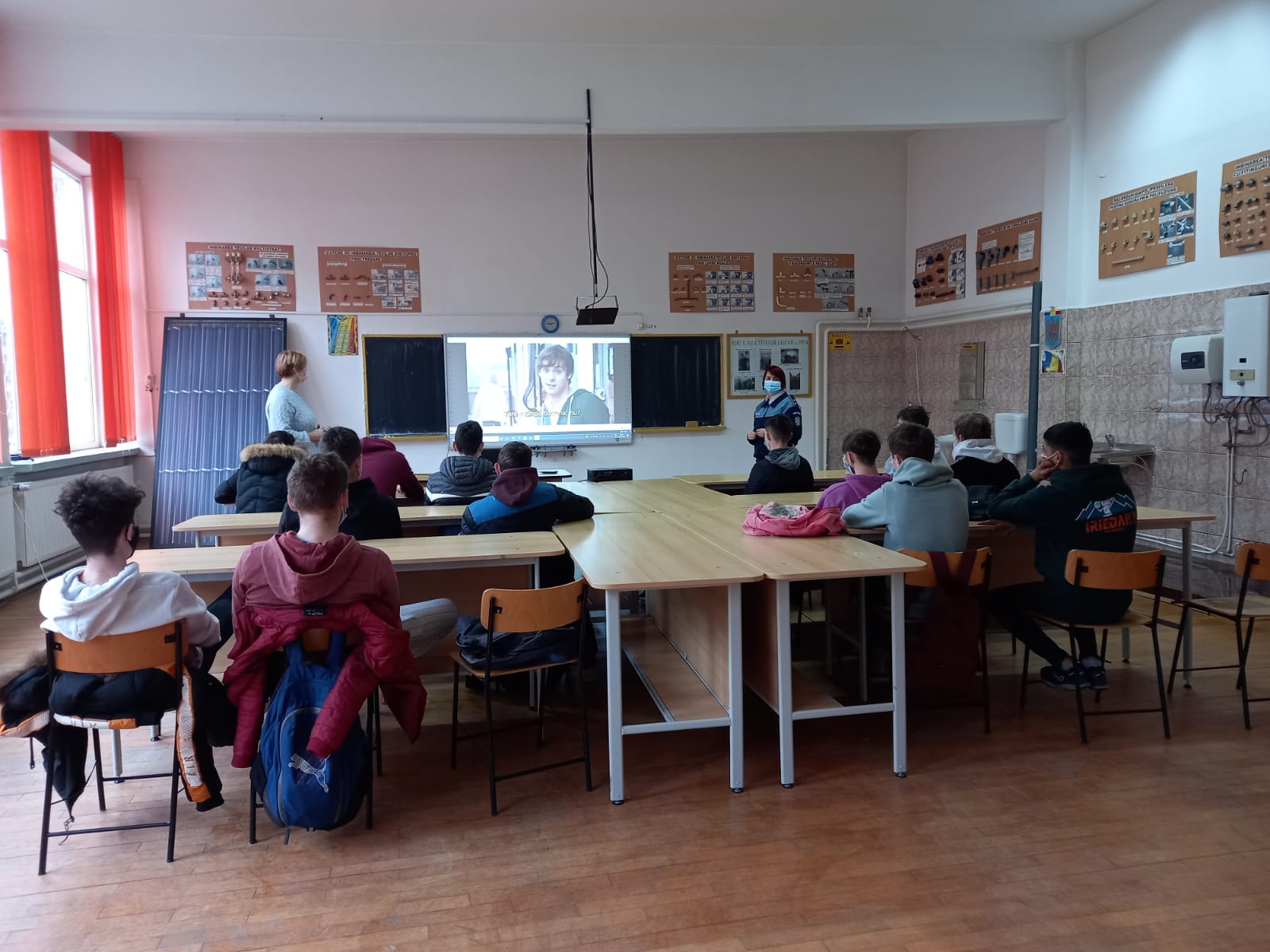 Internetul poate fi ascunde pericole pentru copii și adolescenți