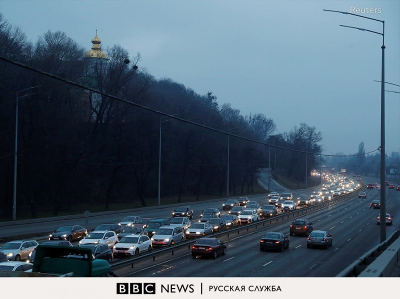 Imagini din orașele atacate. În Kiev oamenii încearcă să fugă din oraș, ieșirea este blocată de coloane de mașini