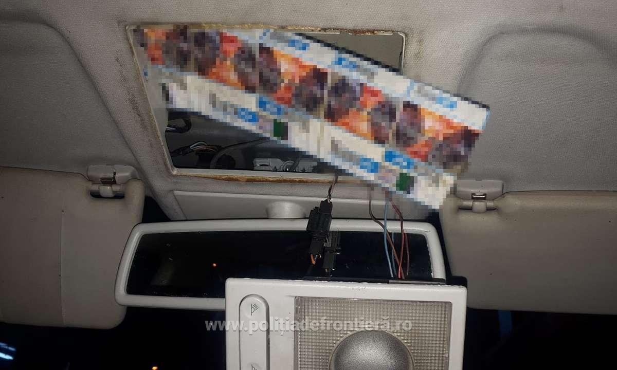 Ţigarete de contrabandă transportate cu mopedul ori disimulate în plafonul unui autoturism la PTF Halmeu