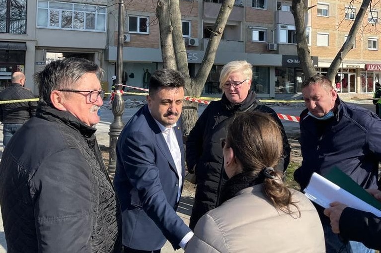 FOTOGALERIE. Prefectul Radu Roca, prezent la locul exploziei de la Carei