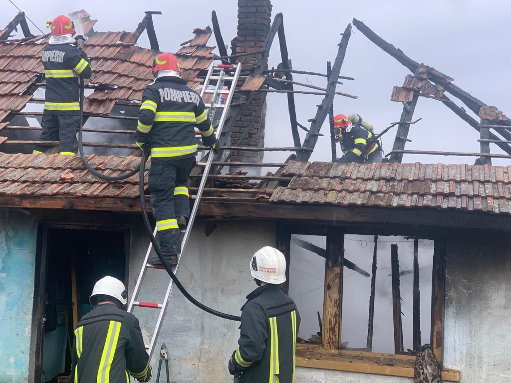 FOTO. Anexă din Rătești, în flăcări