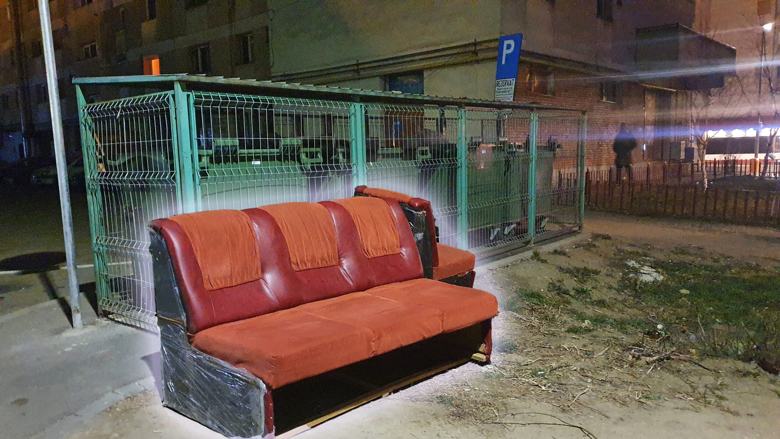 Care Olx? Un sătmărean a găsit un mod inedit de a-şi da colţarul