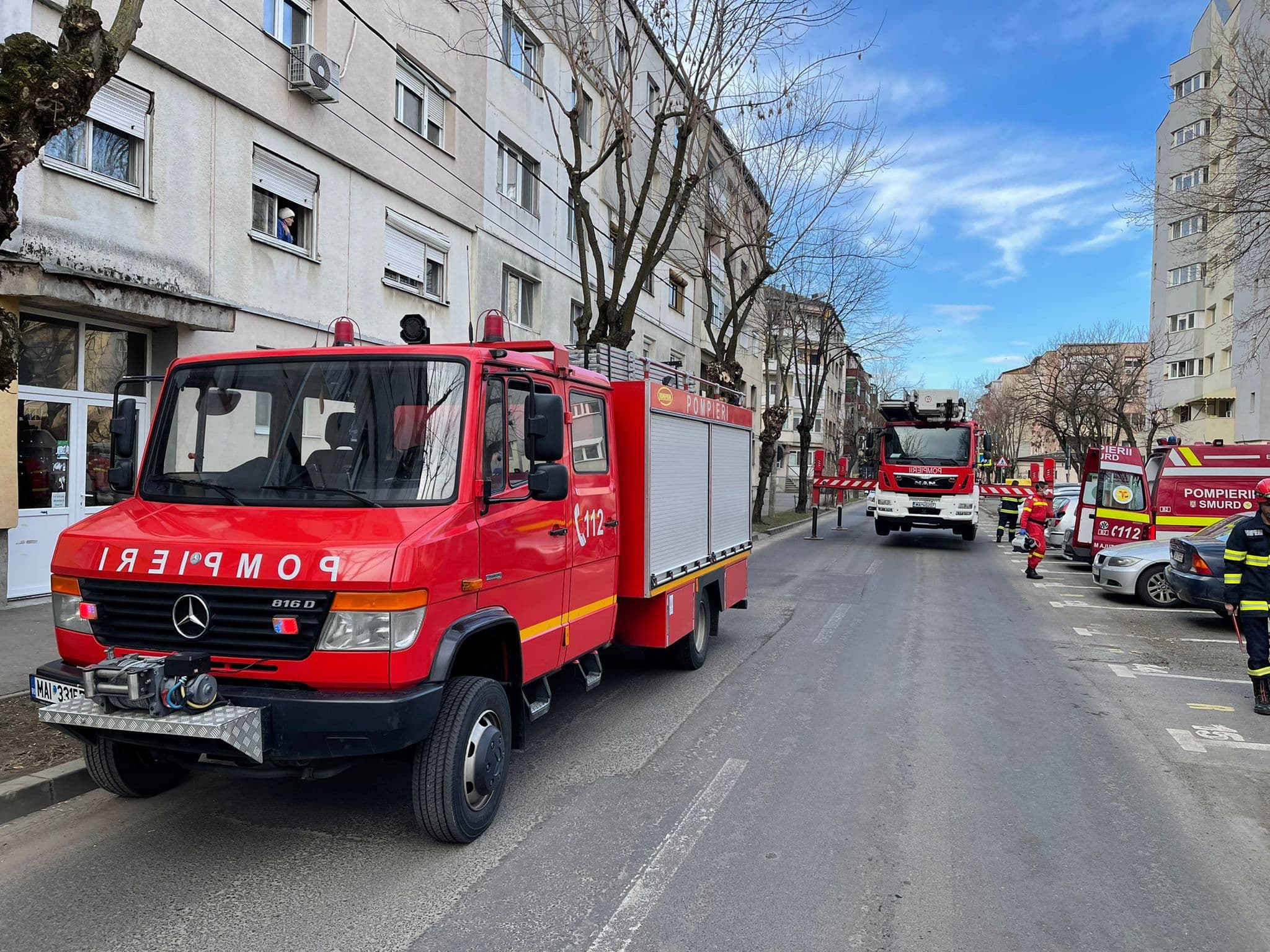 FOTOGALERIE. Bărbat SALVAT de pompieri. BLOCAT în casă