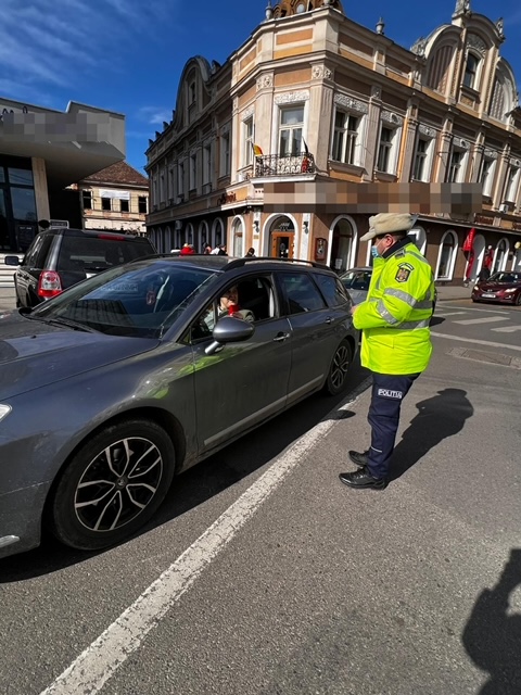 FOTOGALERIE. Doamnele și domnișoarele, întâmpinate cu mărțișoare, în prima zi a primăverii