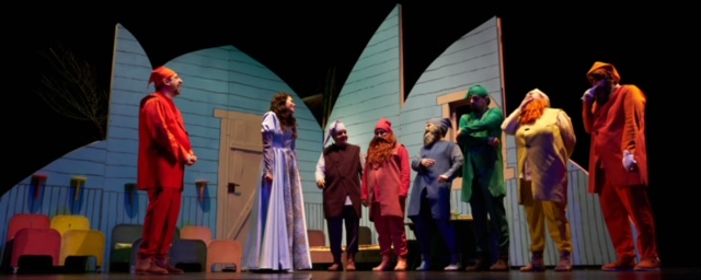 „Albă ca Zăpada”, un spectacol pentru piticii mari și mici