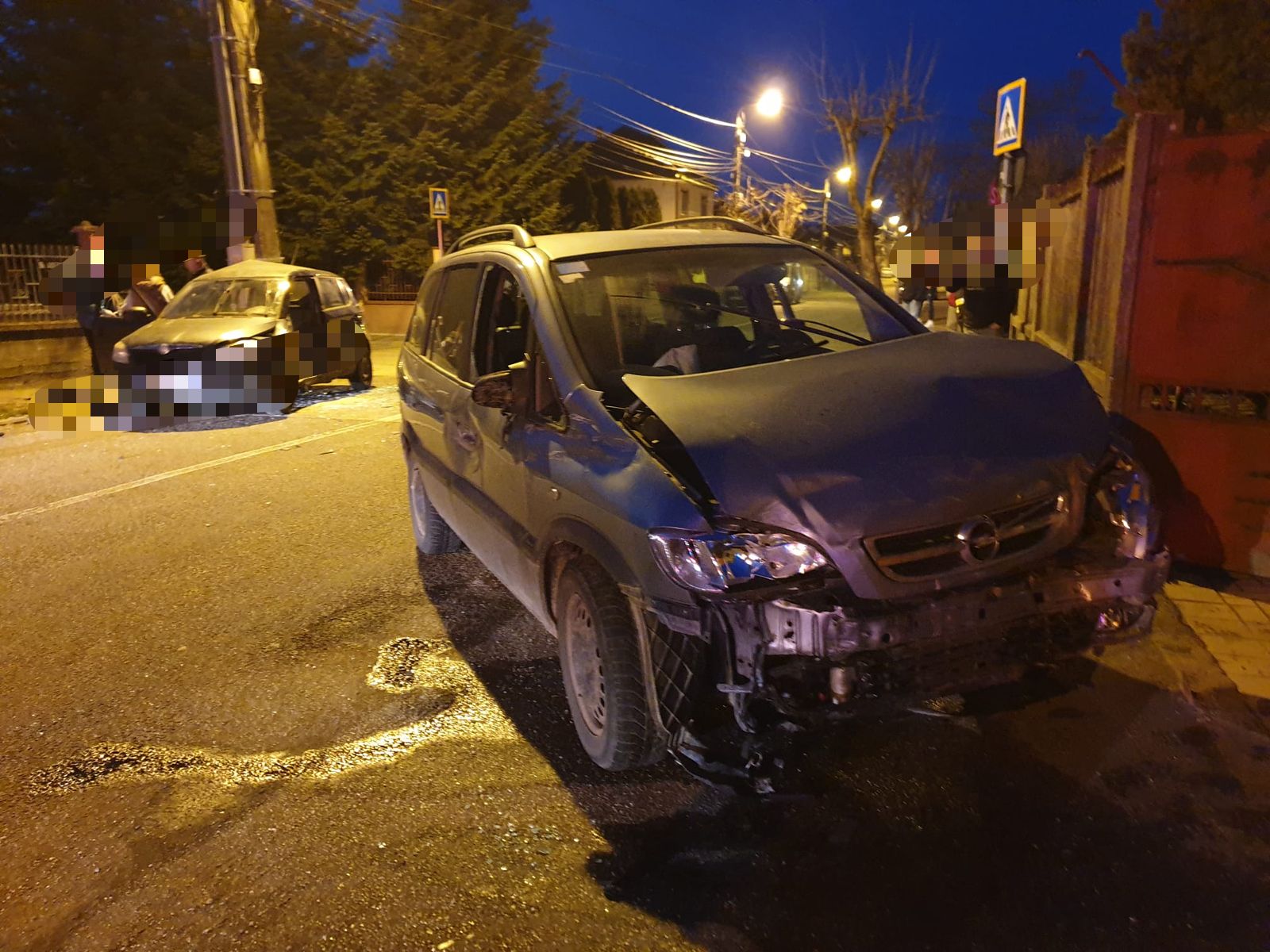 GALERIE FOTO.Accident grav între două mașini în Satu Mare. Un minor a fost rănit