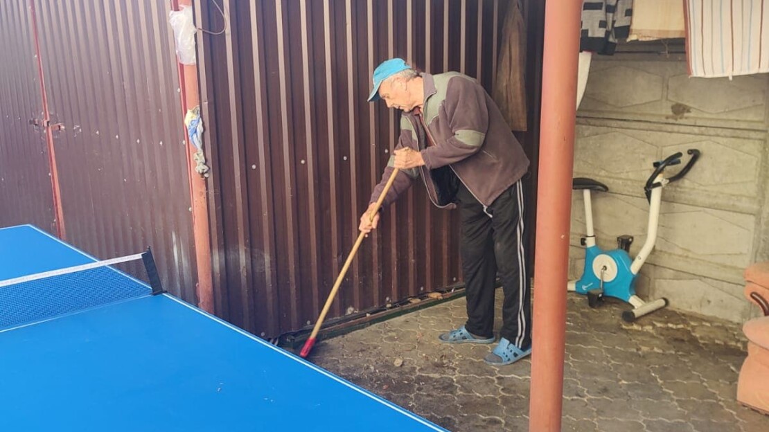 Beneficiarii adăpostului de noapte au igienizat și împrospătat spațiul în care trăiesc