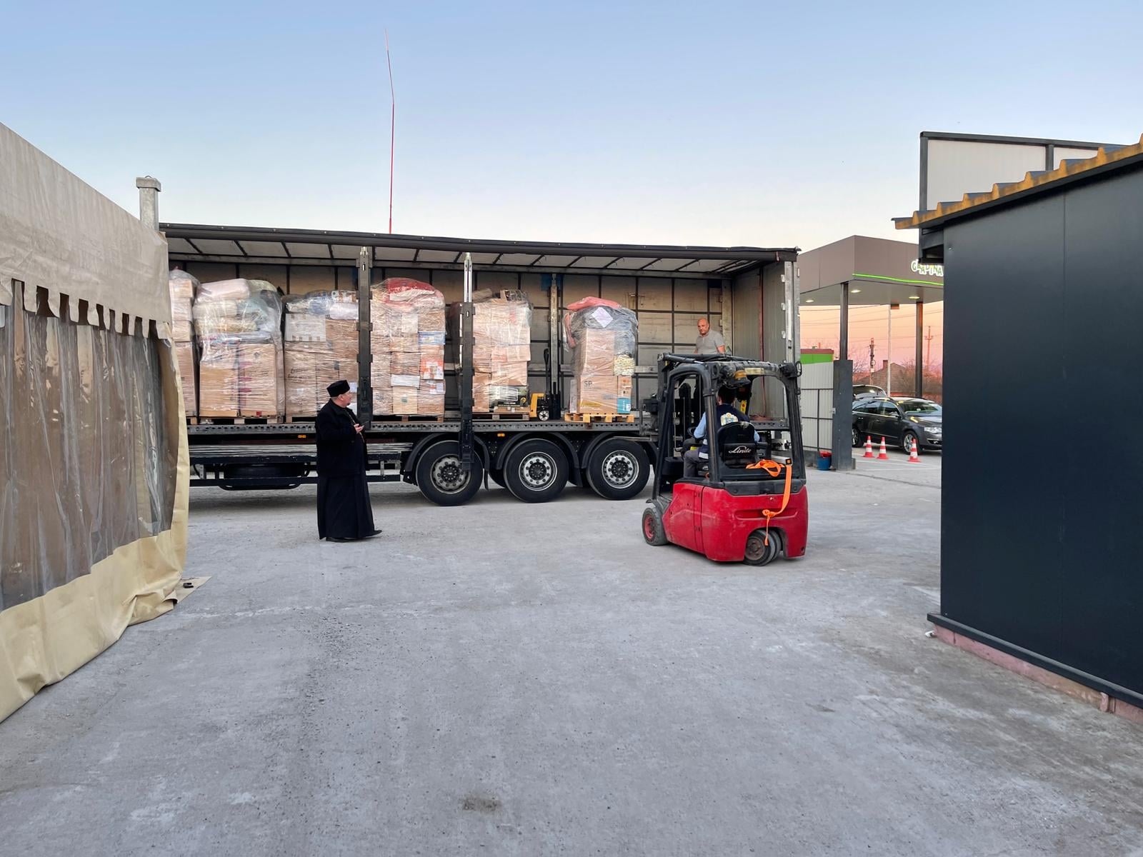 Primul transport cu ajutoare pentru Ucraina a ajuns la Depozitul Regional de la Halmeu