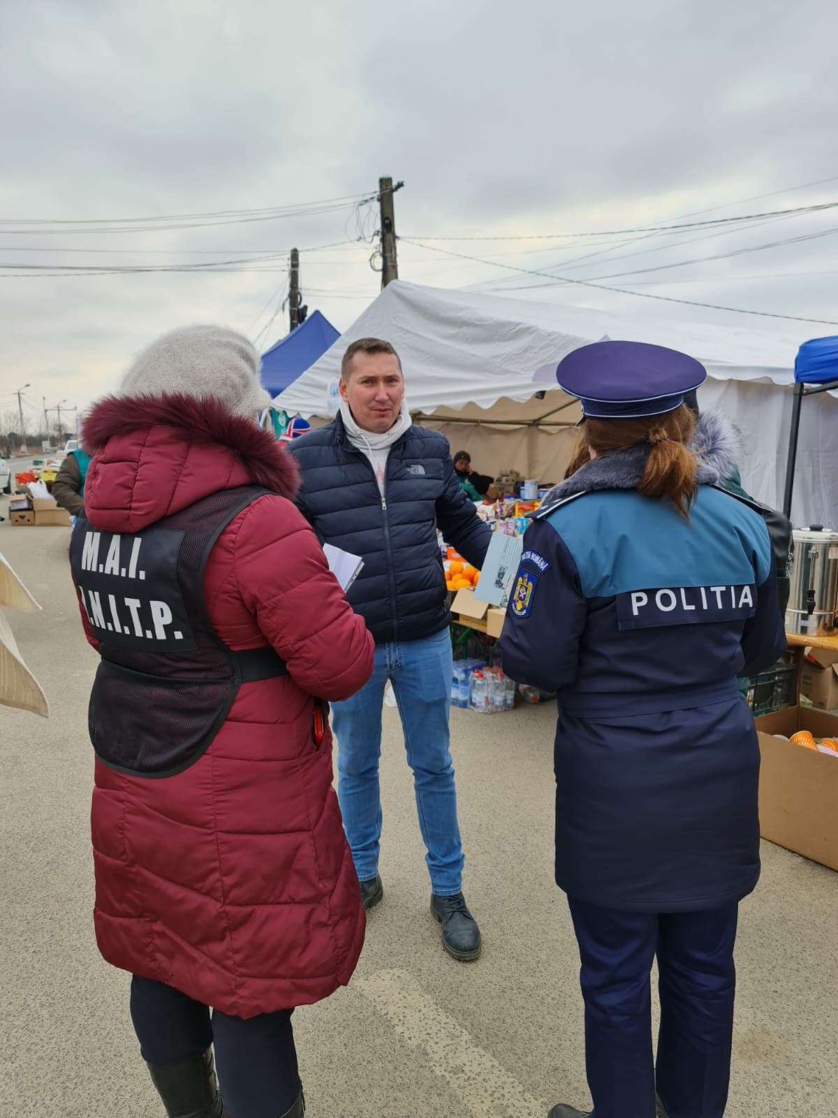 Polițiștii sătmăreni îi consiliează pe refugiații din Ucraina