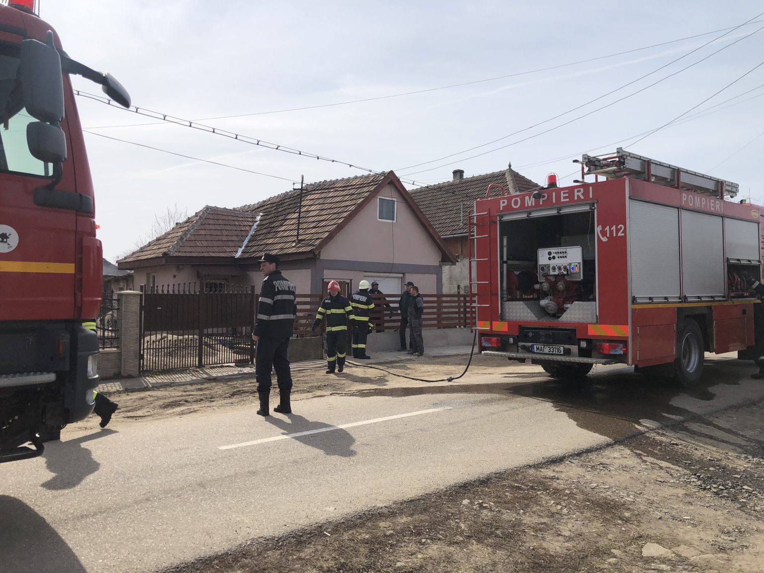 FOTO. Anexă gospodărească din Carei cuprinsă în flăcări