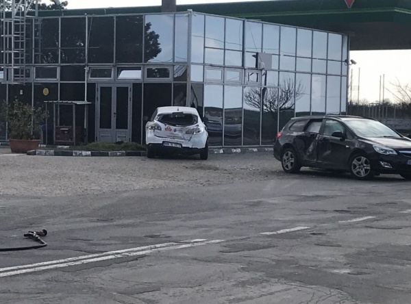 FOTO.Accident la Carei. Conducta de gaz a unei stații de carburanți a fost afectată
