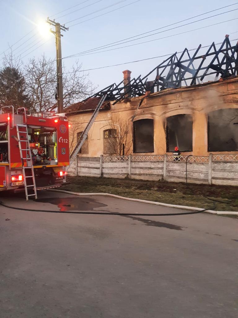 GALERIE FOTO. Incendiu la o școală din Baba Novac