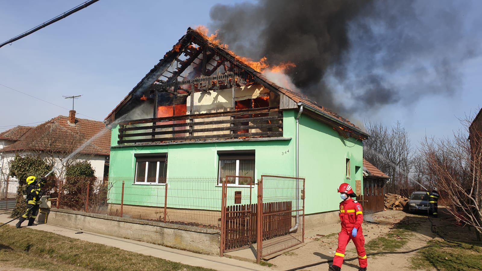 GALERIE FOTO. Casă din Ambud distrusă parțial de flăcări