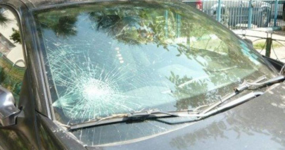 Bărbatul care a spart un parbriz din răzbunare a fost identificat de polițiști