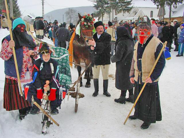 Obiceiuri - Cum se alungă iarna în comunitățile locuite de maghiari și șvabi