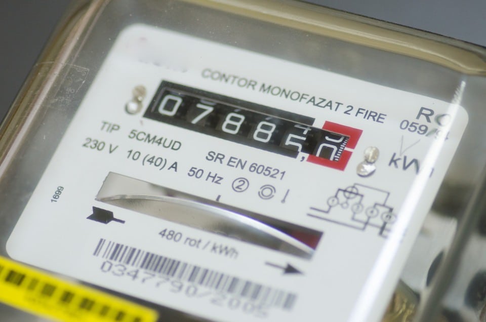 O mână întinsă consumatorilor... Guvernul plafonează prețurile la energie electrică și gaze până în 2023