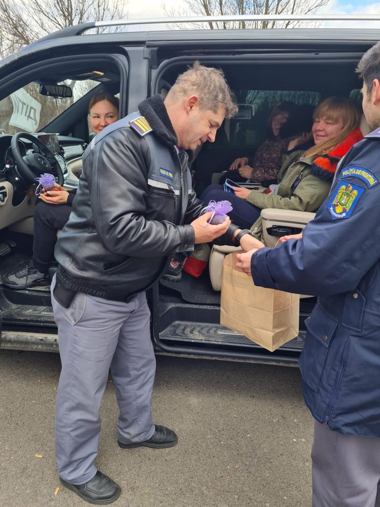 Refugiatele din Ucraina au fost întâmpinate cu flori în vama Petea