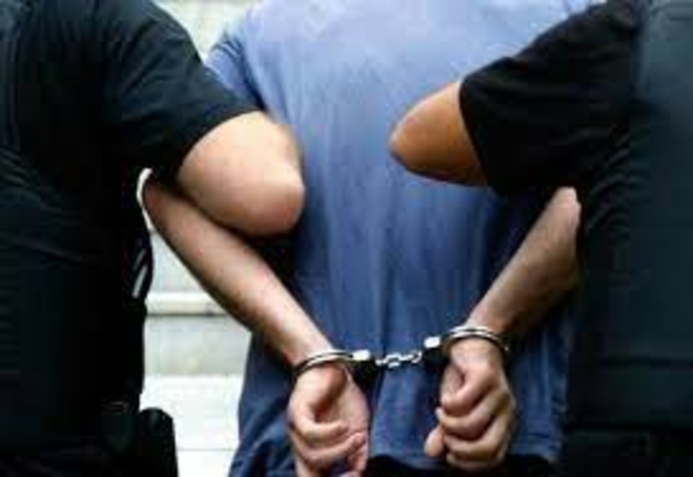 Poliţiştii au identificat două persoane care dețin mandate de executare a pedepsei închisorii