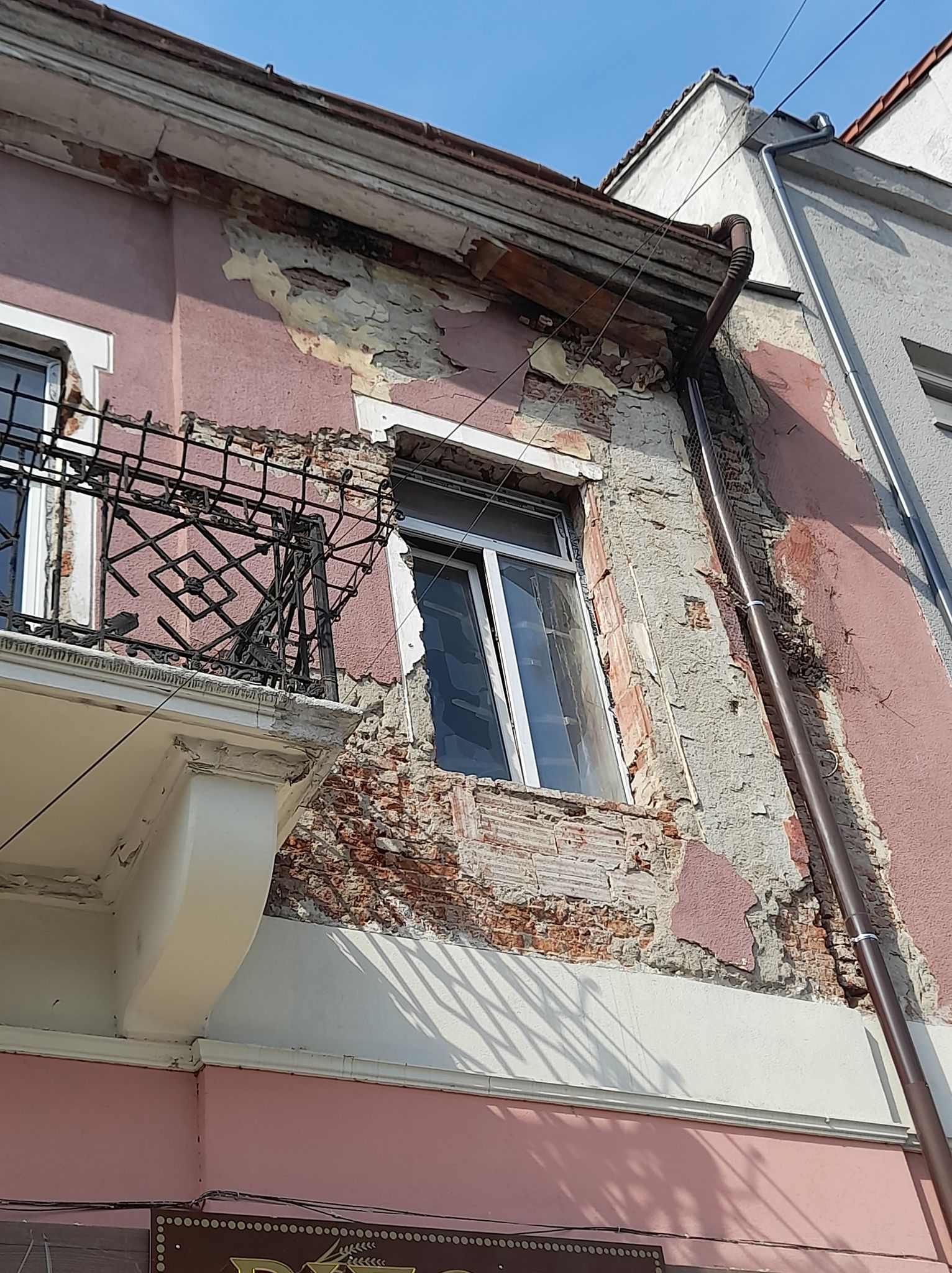 FOTO. Atenție! Cade tencuiala unei clădiri din centrul Municipiului Satu Mare