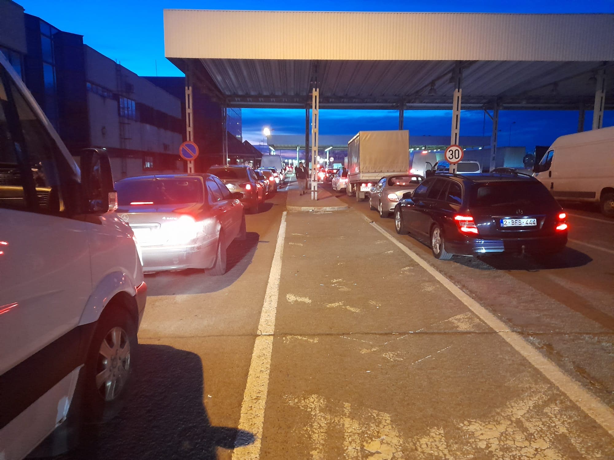 FOTOGALERIE. Situație  DISPERATĂ la Vamă. Nu toți UCRAINENII pot trece GRANIȚA