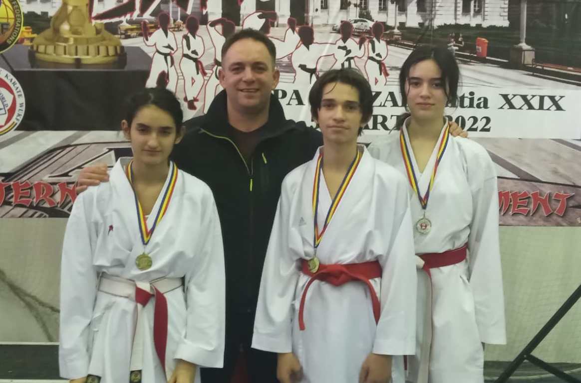 Karateka de la Zanshin pe cea mai înaltă treaptă a podiumului