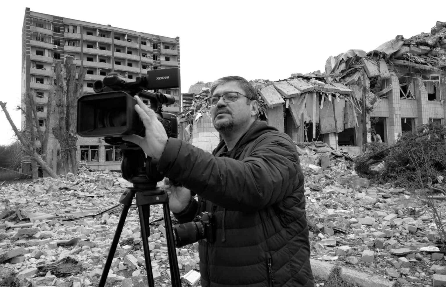 Sătmăreanul care a redat prin obiectivul aparatului foto ororile războiului din Ucraina transformă fotografia document într-un gest umanitar