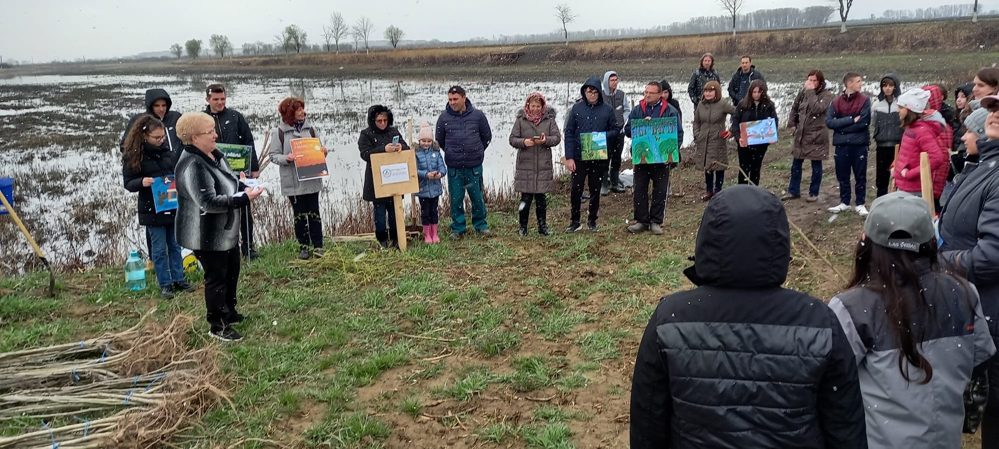 FOTO. Campania de plantări s-a finalizat în zona Ecoturistică "Magia Someșului" unde 75 de voluntari au realizat "Aleea păcii și prieteniei"