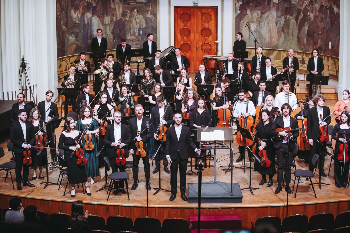 VERTICALI PENTRU ROMÂNIA:  REFLEXII  DIN MAREA LUMINĂ A ÎNVIERII