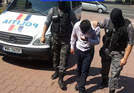 Bărbat reținut pentru 24 de ore pentru săvârșirea infracțiunilor de violare de domiciliu, distrugere și amenințare