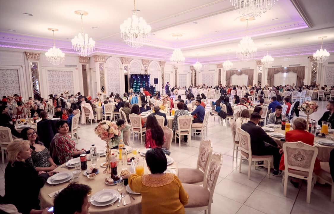 FOTO. BUCURIE.  Tinerii și copiii din casele de tip familial au luat masa împreună în a treia zi de Paște