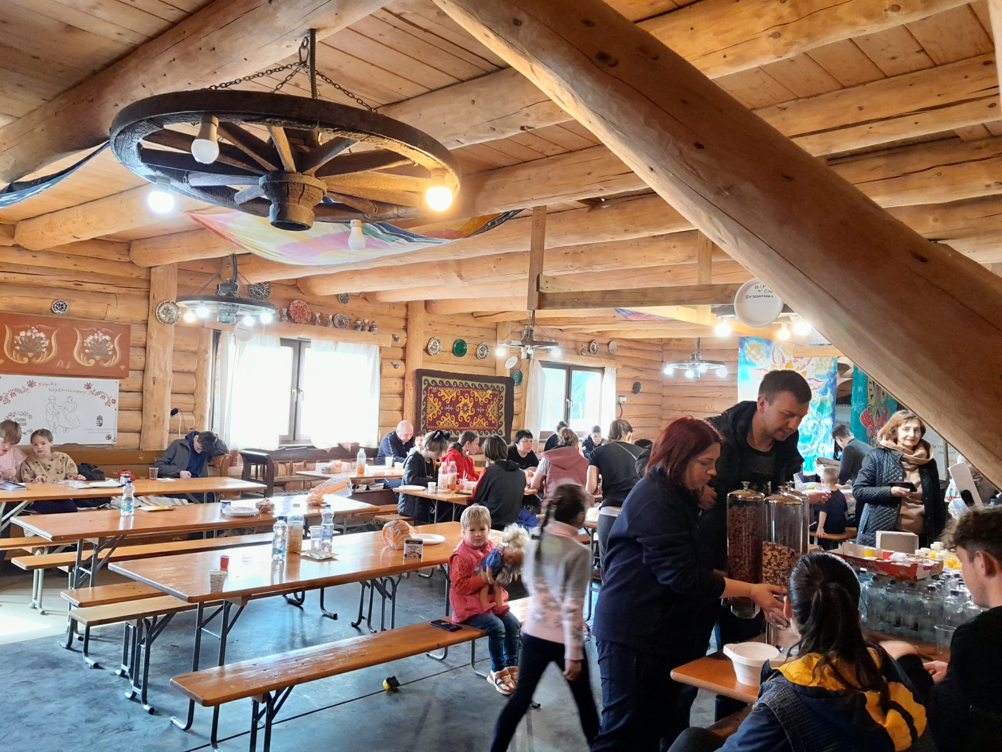 Asociația "O masă caldă" a oferit mâncare celor 185 de ucraineni, majoritatea copii, sosiți la Satu Mare duminică