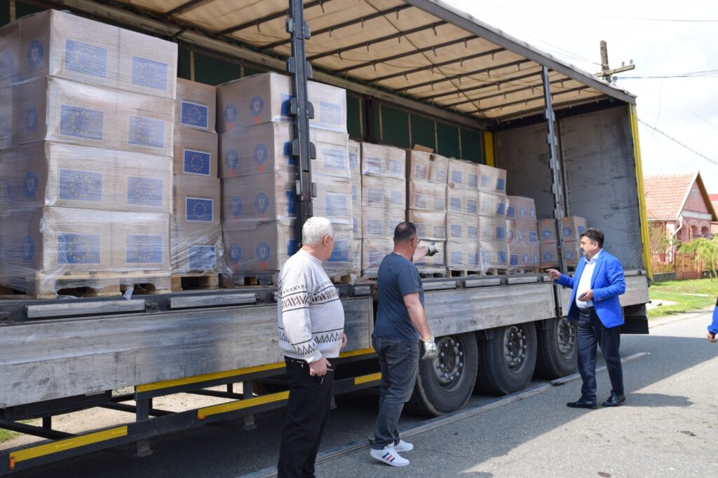 AJUTOR. Pachetele cu alimente pentru nevoiași de la Uniunea Europeană au  început să ajungă în județul Satu Mare