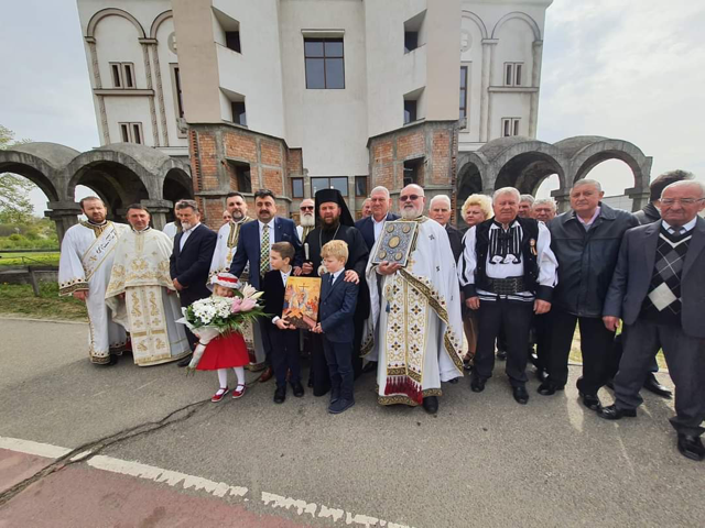 Preasfințitul Timotei în prima zi de Paște la Biserica  Sfinții Împărați Constantin și Elena  