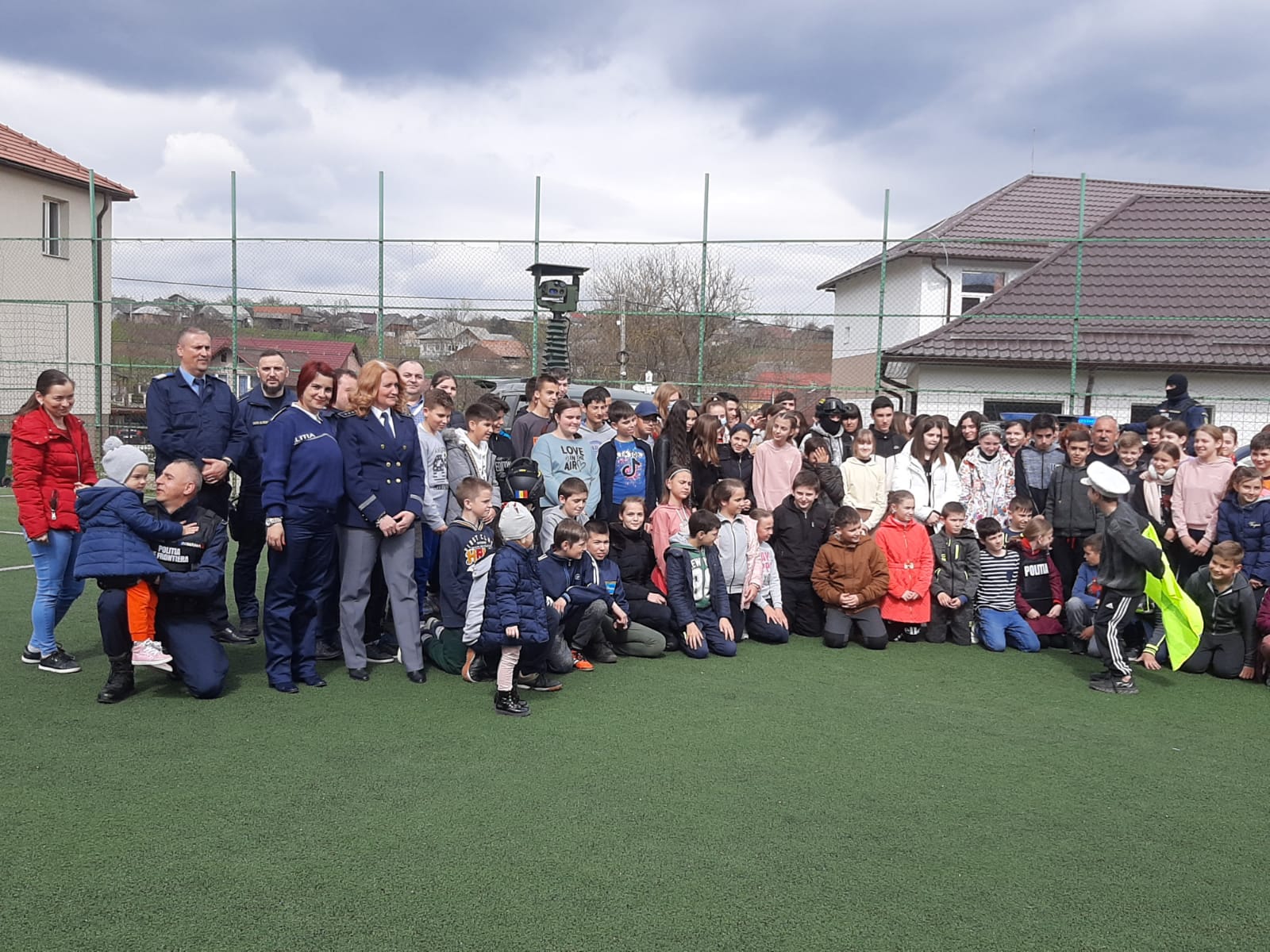 Campanie de prevenire desfășurată de polițiști  și jandarmi în școlile din județ