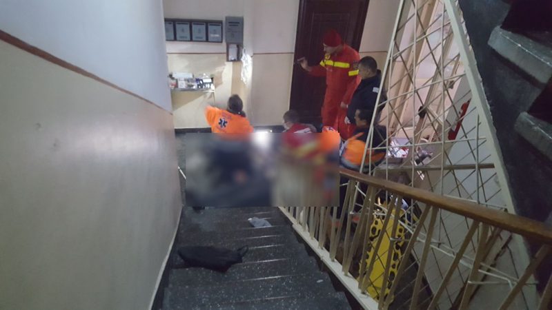 Bărbat găsit spânzurat  în propriul apartament