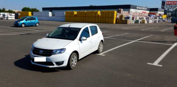 Pe marginea parcării